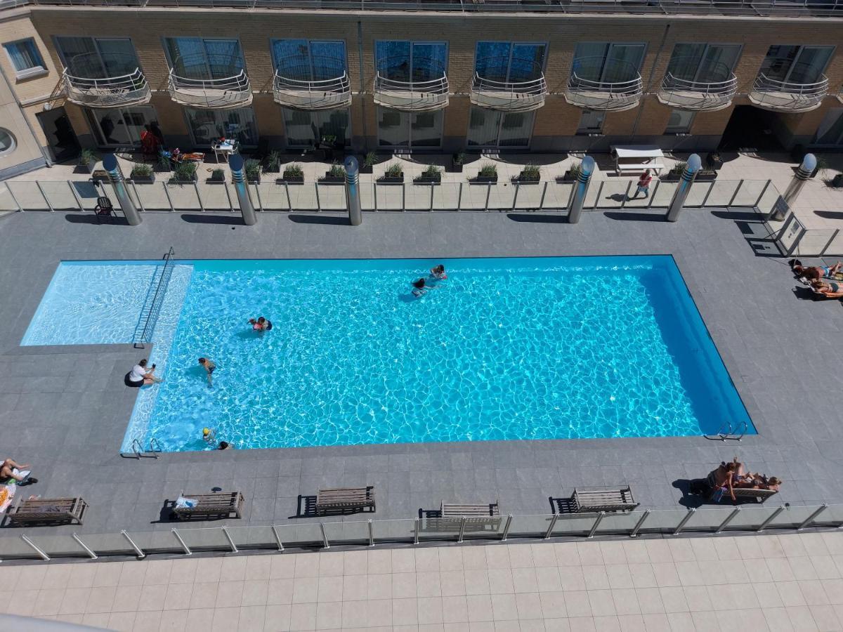 Appartement Met Zeezicht En Verwarmd Zwembad Ostende Kültér fotó